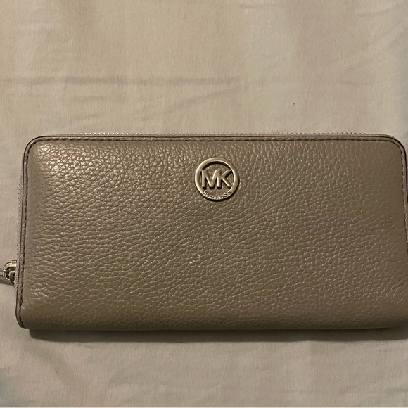Michael Kors Wallet - Picture 1 of 4
